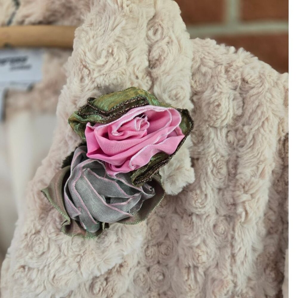 Sisters Outerwear Ivory Faux Fur Jacket Medium Belt & Rose Accent - Picture 3 of 7